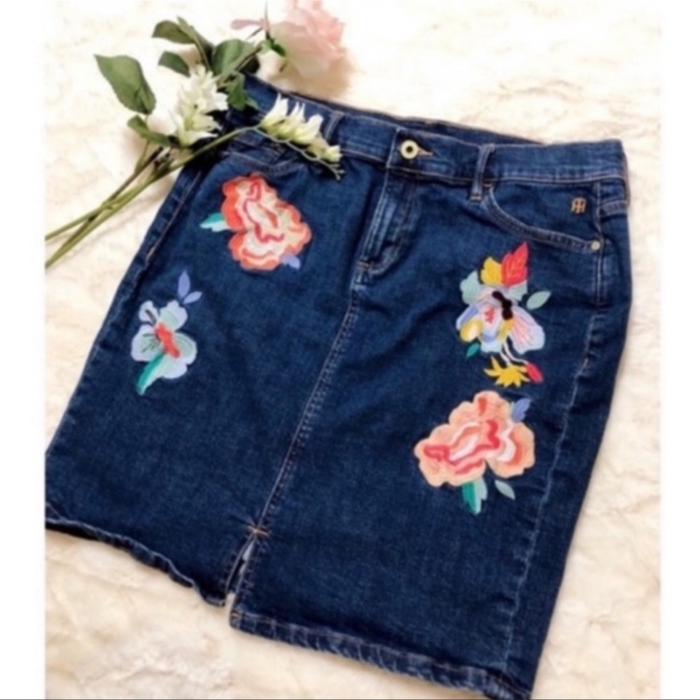 Tommy Hilfiger Embroidered Floral Denim Mini Skirt Size 10